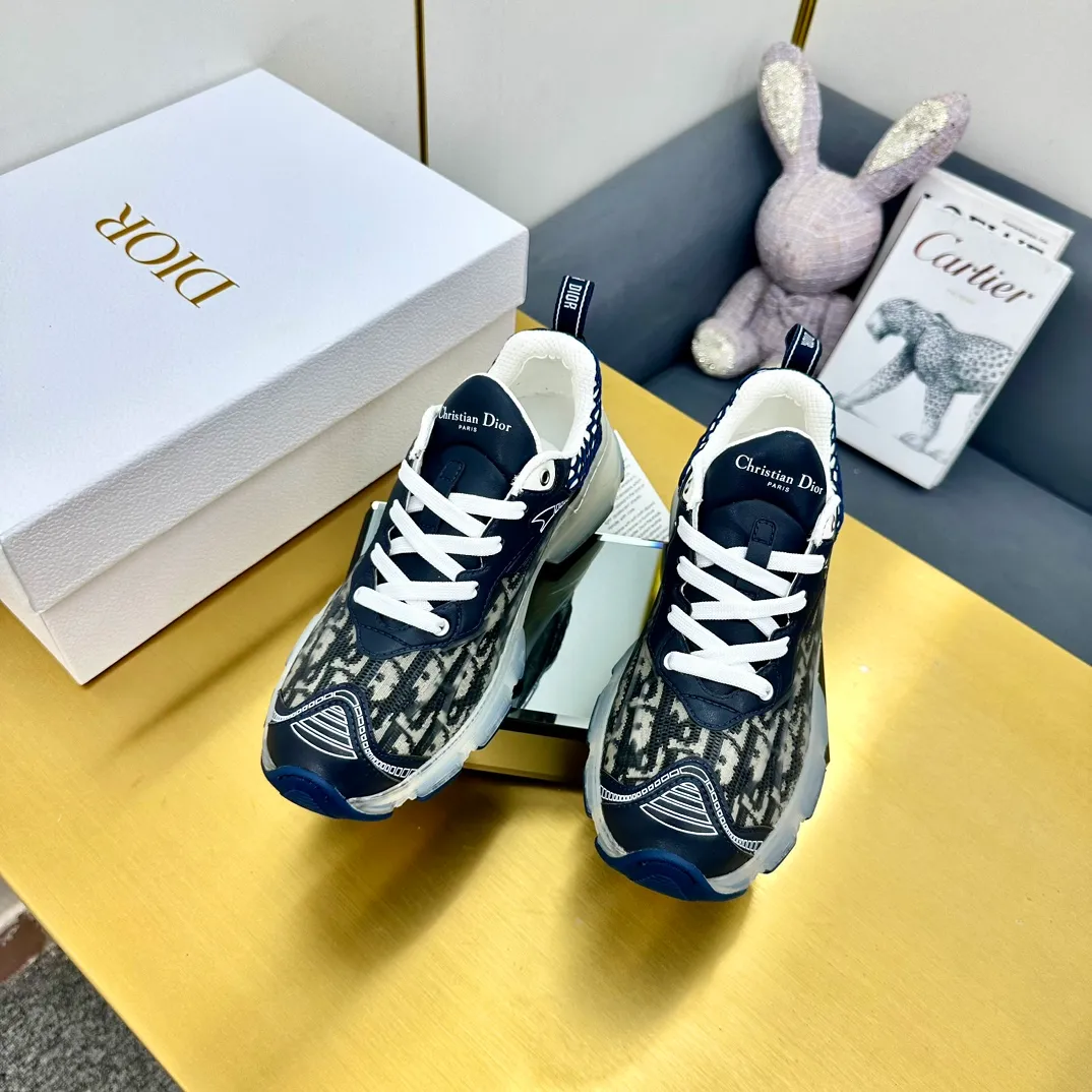 👟👟Ex-factory price 700👟👟 Top version 🌟🌟Dior 2024 spring and summer catwalk new style Vibe iconic fashion modern sports dad shoes CD letter logo Oblique printed pattern lace-up color-blocking thick-soled running shoes Stars' same jelly color casual women's shoes The top high-end version on the market Material: The upper is made of special technology with mesh fabric spliced with metal cowhide + environmentally friendly breathable fabric lining + original molded Tpu combination outsole. Bottom thickness: 4CM Size: 35-40 standard code (34.41 customization is not returnable)